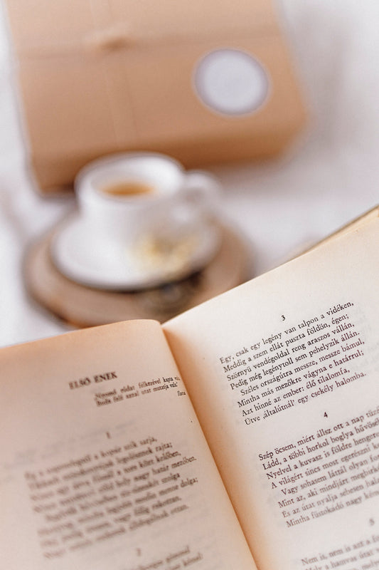 Az olvasás manapság versennyé vált – ki olvas többet, „komolyabbat”, „értékesebbet”. De könyvmolynak lenni nem rang, hanem egy csendes kapcsolat önmagunkkal.