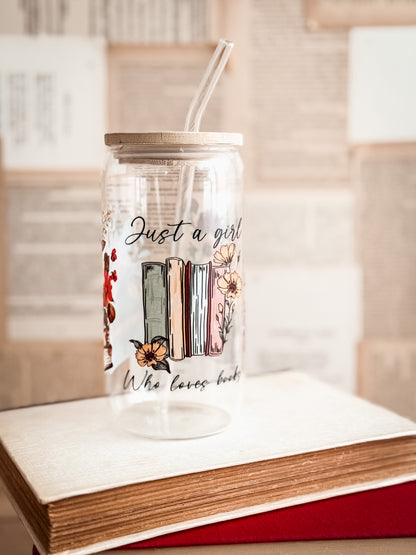 „Just a girl who loves books” -  ÜVEG pohár, tetővel és szívószállal